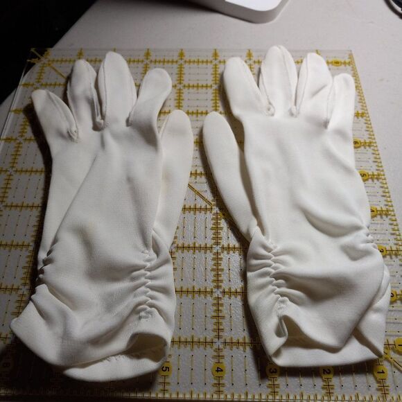 White glove Sm/Med size - Picture 1 of 5